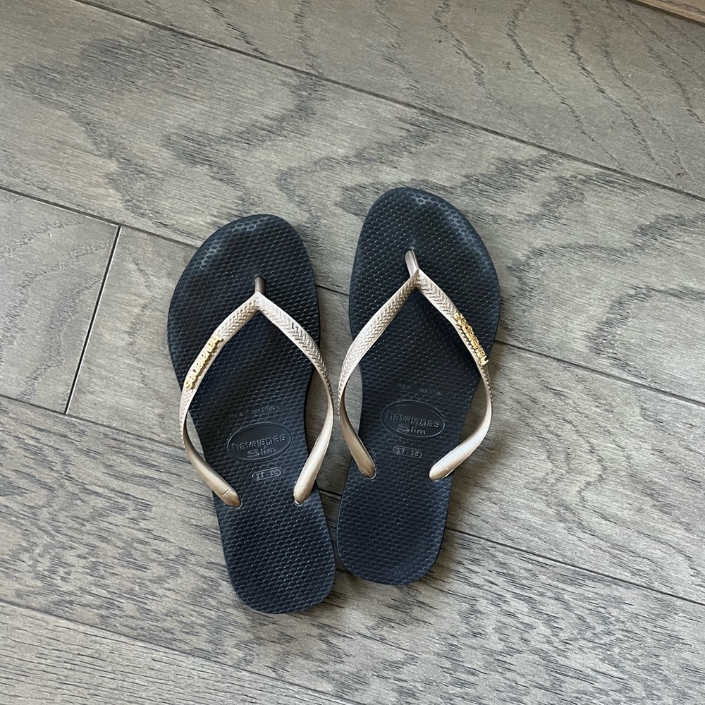 Havaiana's flip flops size 8 womens